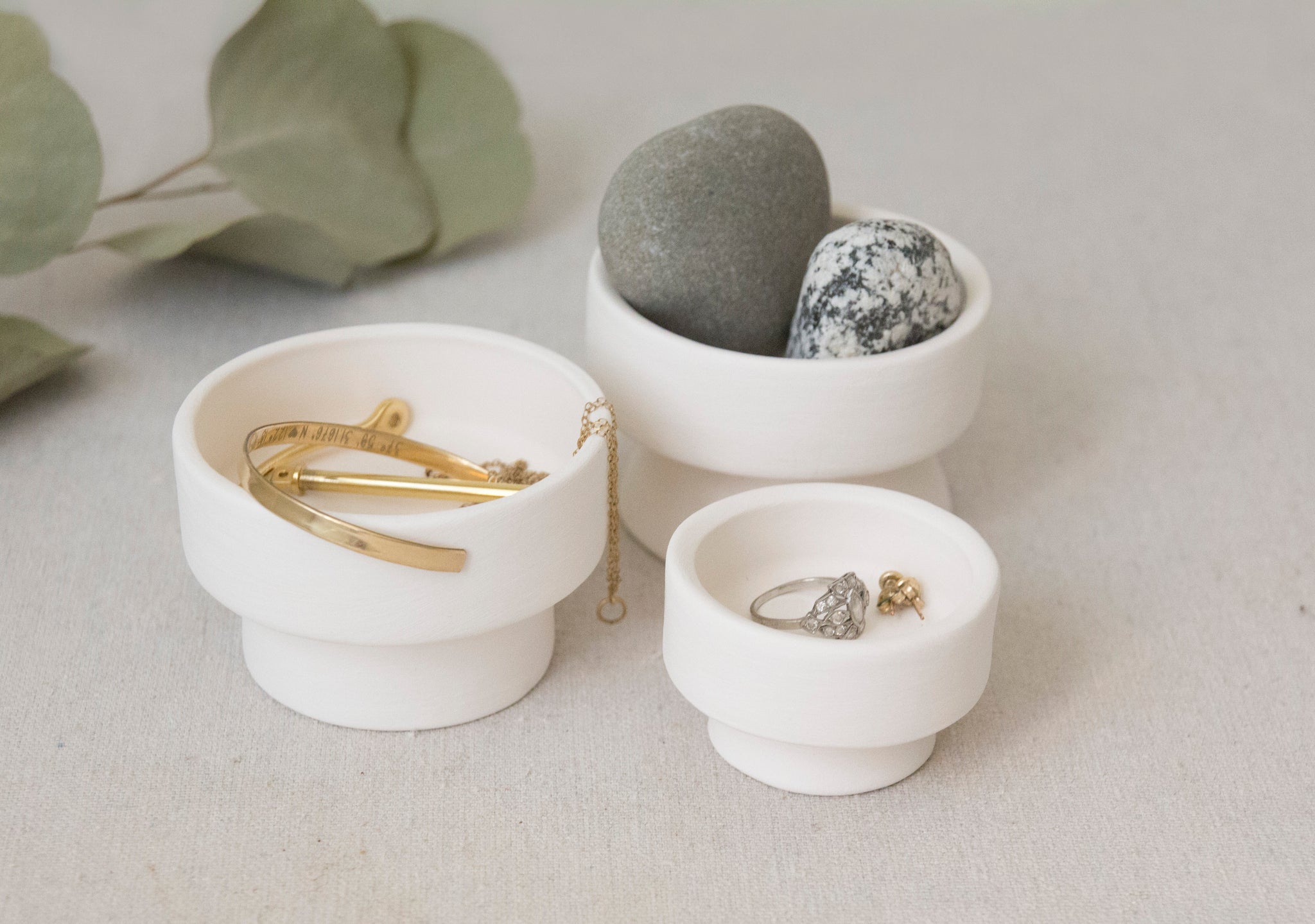 sparkling white and gold pedestal ring dish